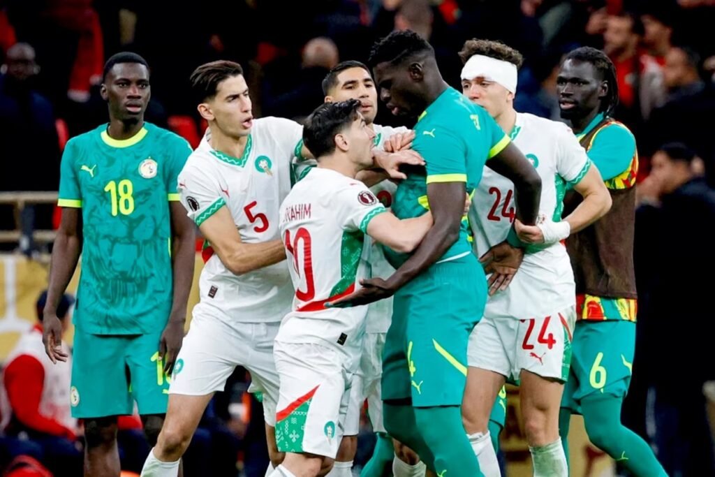 Mesentente entre des   joueurs sénégalais et marocains lors de la finale de la CAN, le 18 janvier 2026. ©Abdel Majid BZIOUAT/AFP